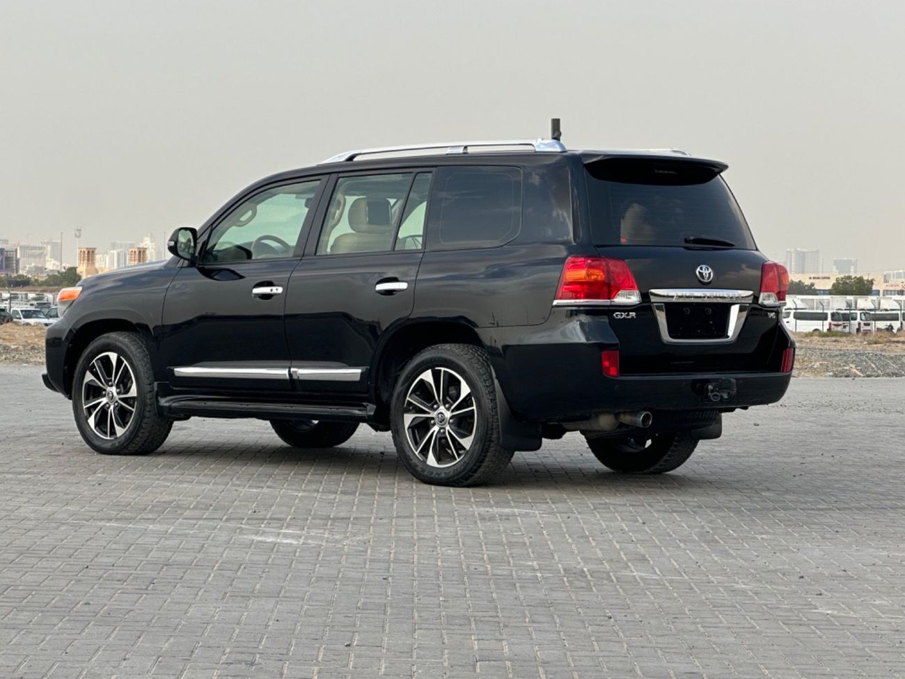 Toyota Land Cruiser GXR 4.0L (271 HP) 4WD MODEL 2015 GCC CAR PERFECT CONDITION INSIDE AND OUTSIDE FULL OPTION SUN ROOF