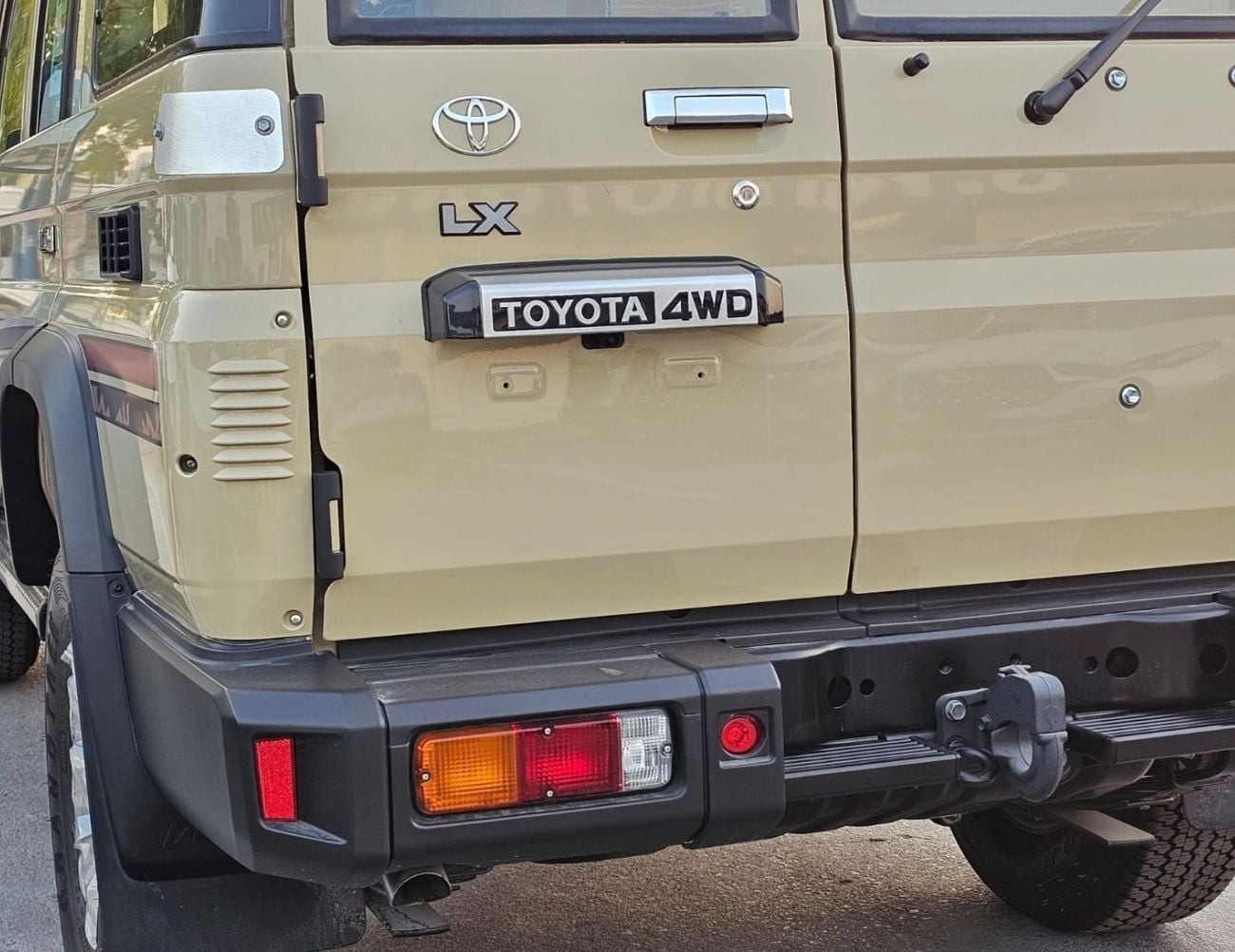 Toyota Land Cruiser 70 TOYOTA LANDCRUISER LC76 HARDTOP 5DOOR LX Z1 || 2.8L DIESEL V4 A/T 4WD | RADAR | WINCH ,SNORKEL | FUL