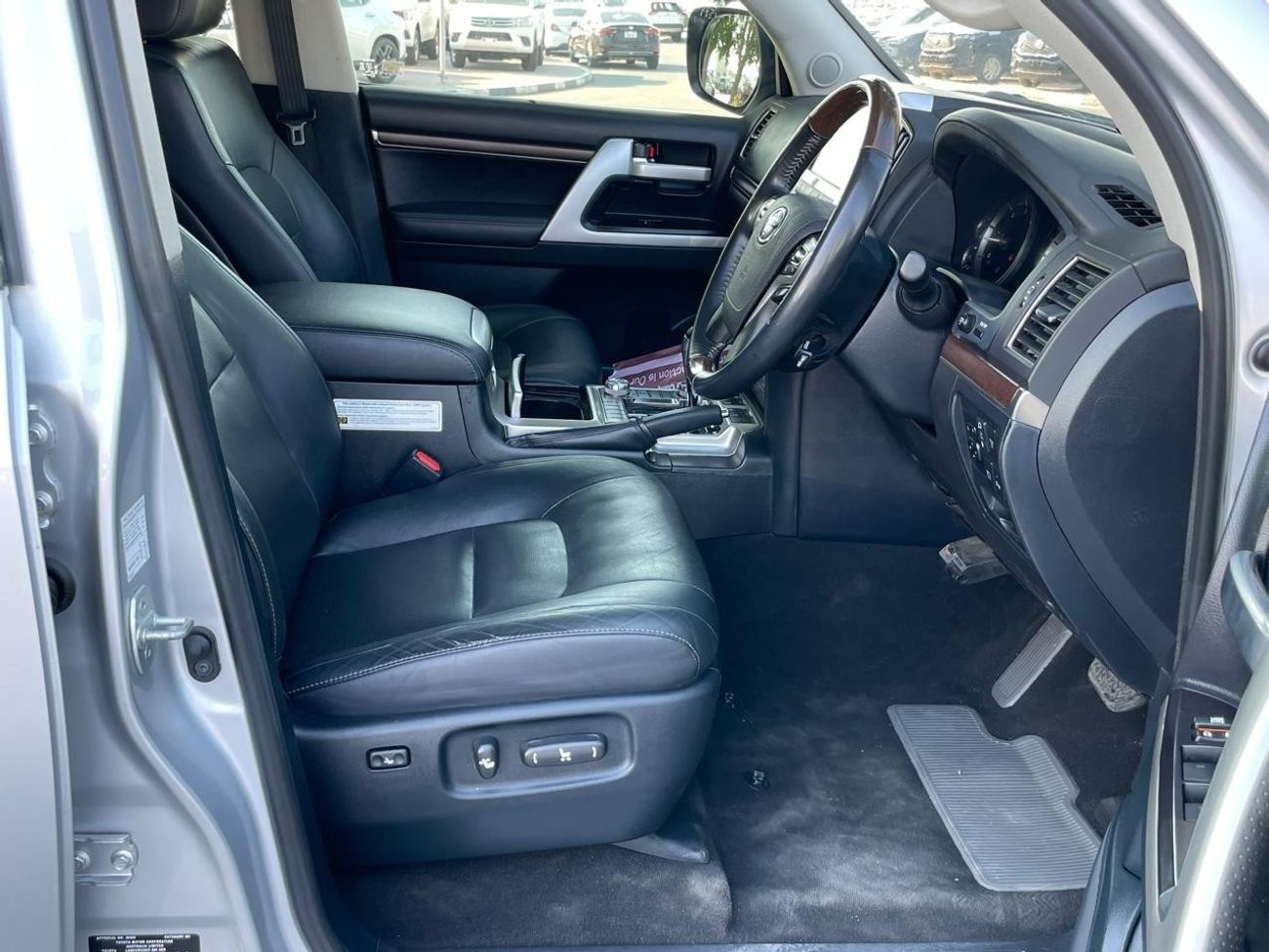 تويوتا لاند كروزر Diesel Engine Right Hand Drive 4.5 Liter Shape Modified To L C 300