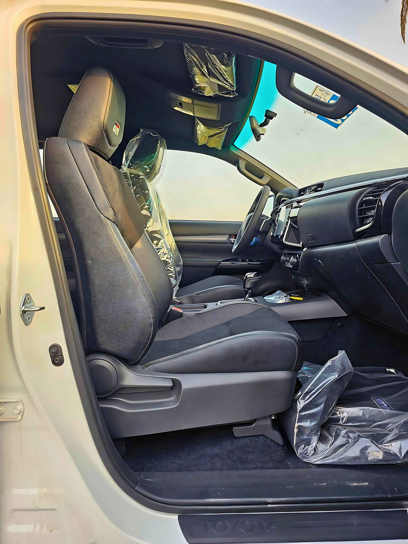 Toyota Hilux GR-S / V4 / 2.8L DIESEL / A/T / DVD / 360” Camera/ Roll Bar ( CODE # HDGR28AF)