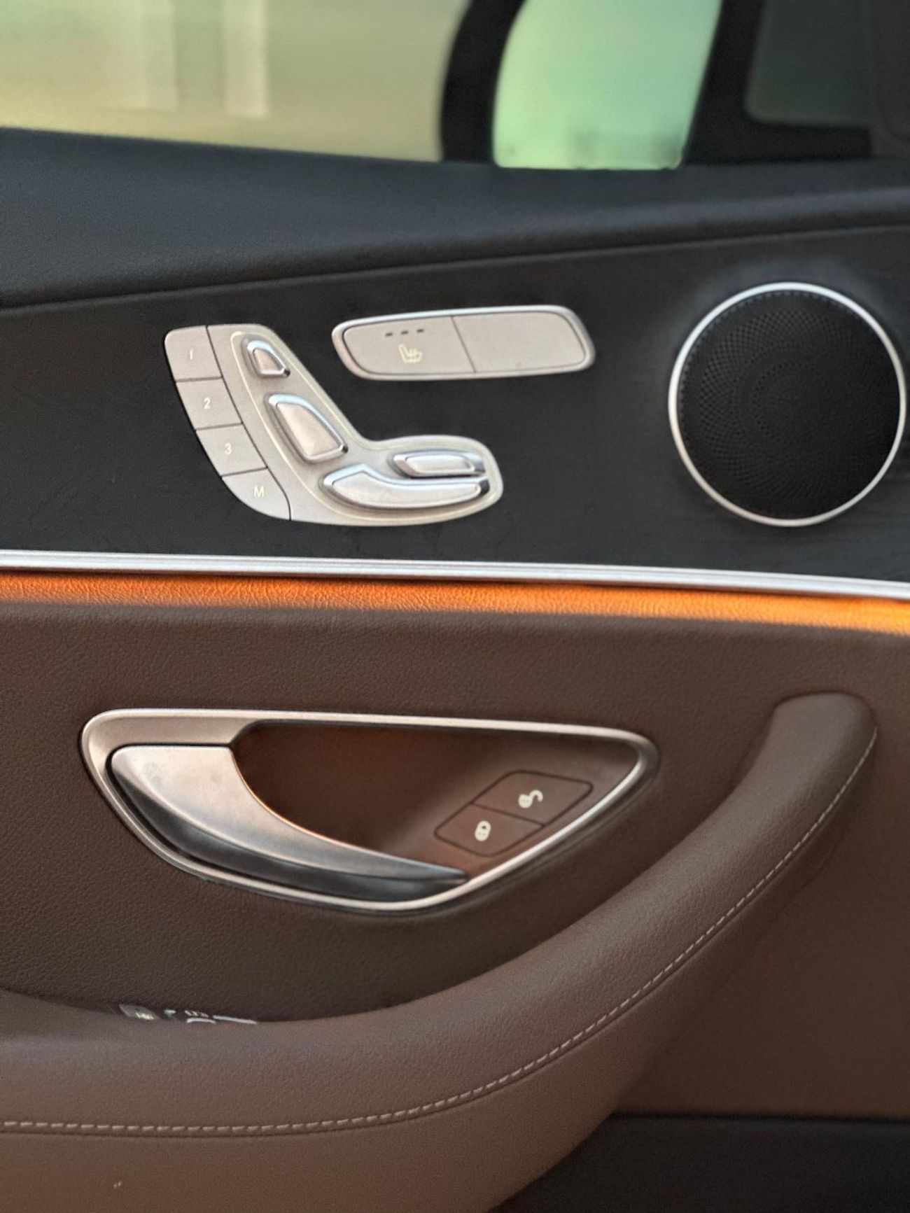 Mercedes-Benz E300 Premium + 2.0L