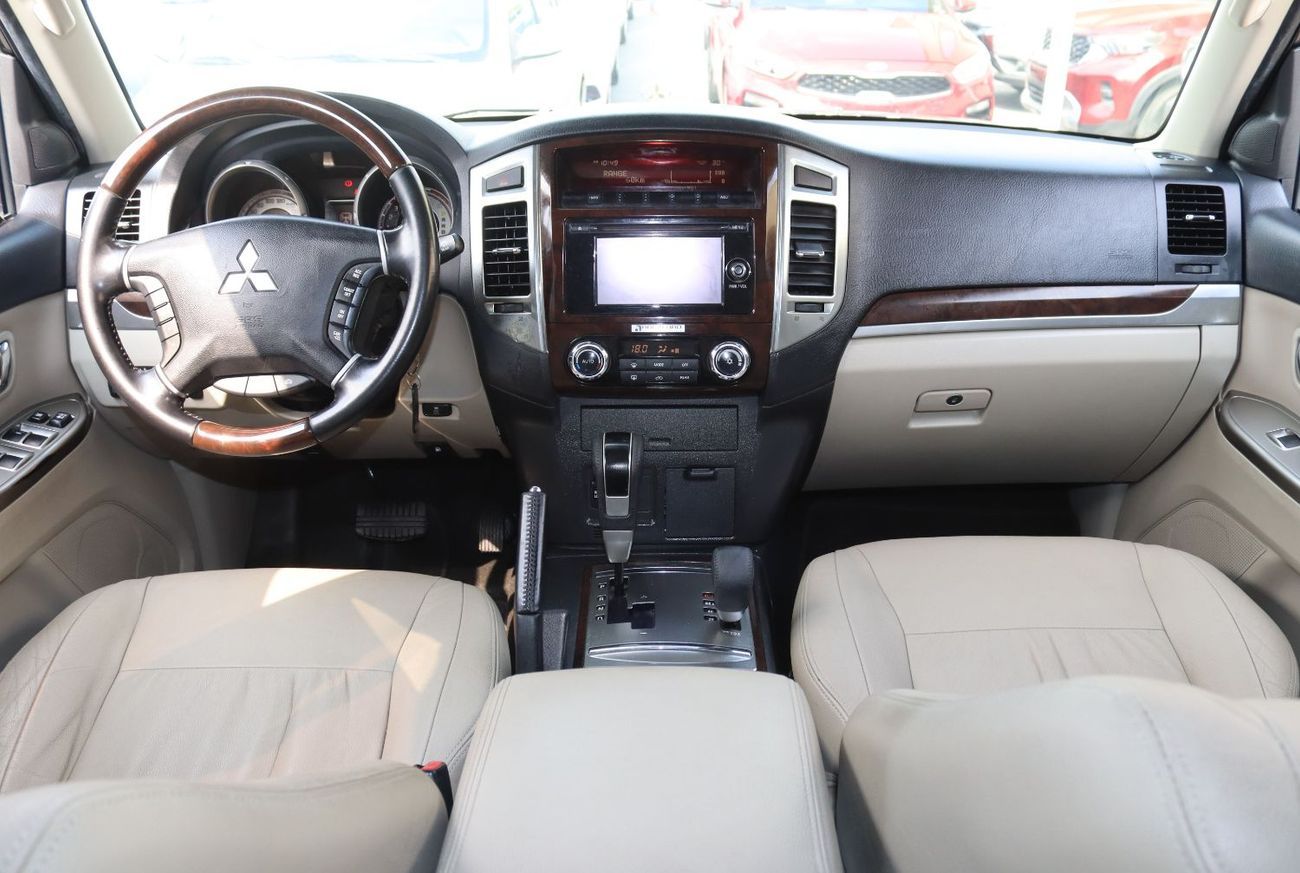 Mitsubishi Pajero GLS 3.8L Mitsubishi Pajero 2020 -GCC- Accident-free -7seats - 3.8L-V6 - KM 92000 - In excellent cond