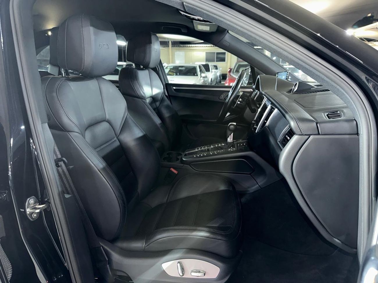 Porsche Macan GTS 3.0L (360 HP)  2017 | SPORTS CHRONO PACKAGE | SPORTS EXHAUST SYSTEM | 21-INCH ALLOY RIMS