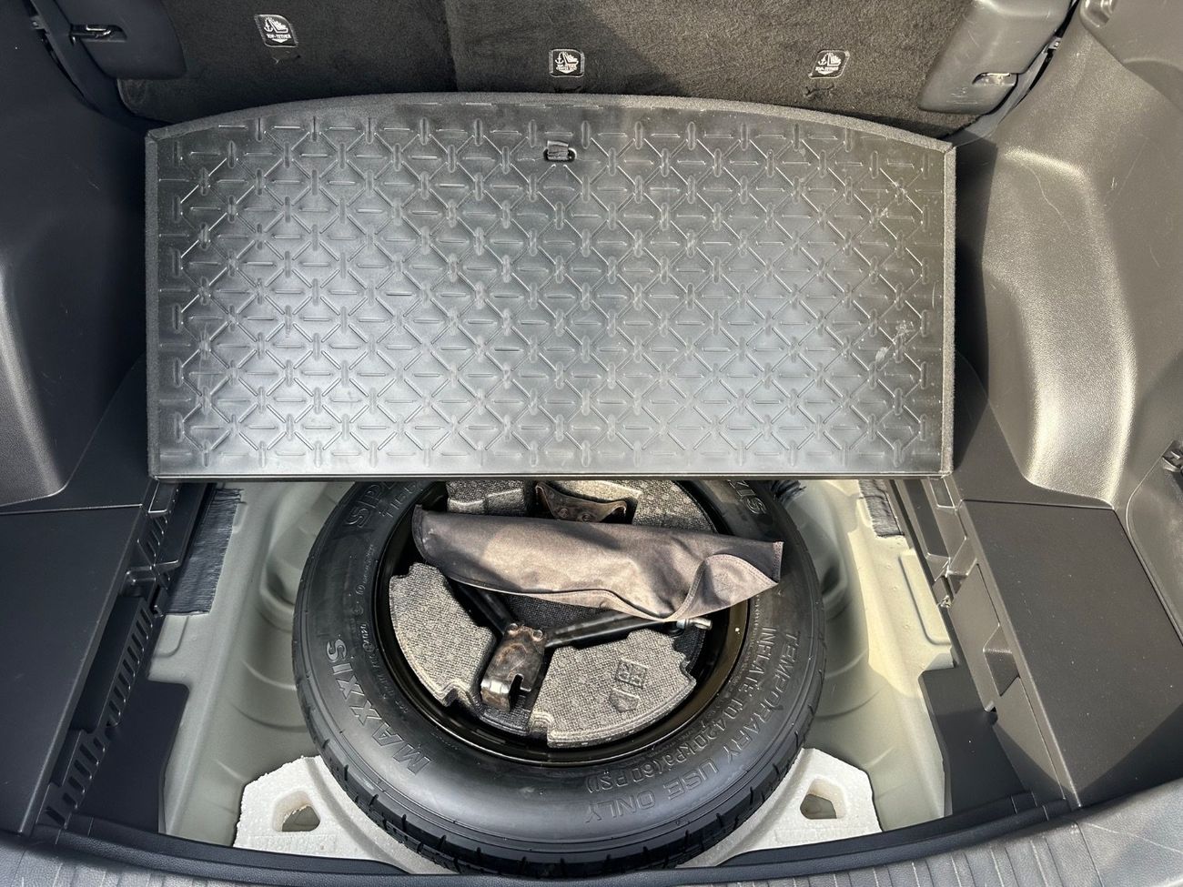 تويوتا راف ٤ XLE Sunroof,push start Full Option