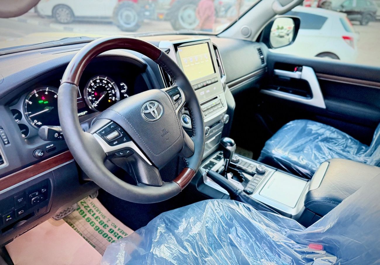 تويوتا لاند كروزر 2017 LHD VXR V8 Full Option Very Clean And Perfect Condition