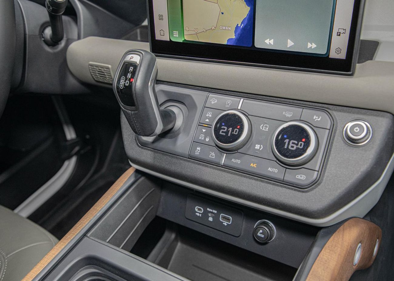 لاند روفر ديفندر 110 SE P400 3.0L