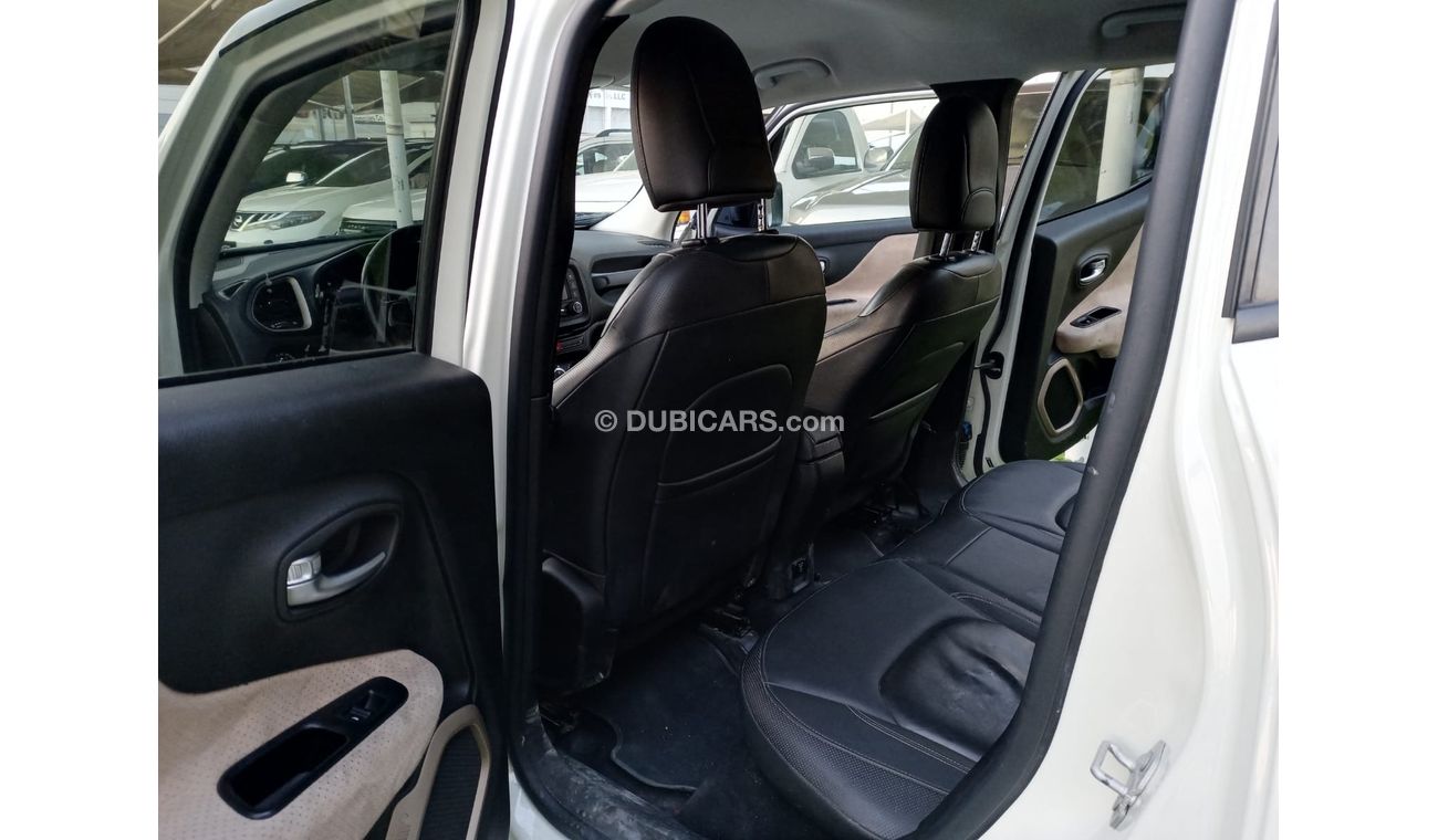 Jeep Renegade Imported model 2016 white color No. 2 cruise control control screen camera in excellent condition