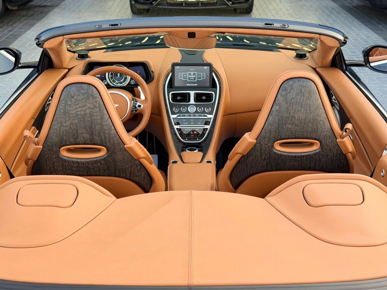 أستون مارتن DB11 Volante 4.0L