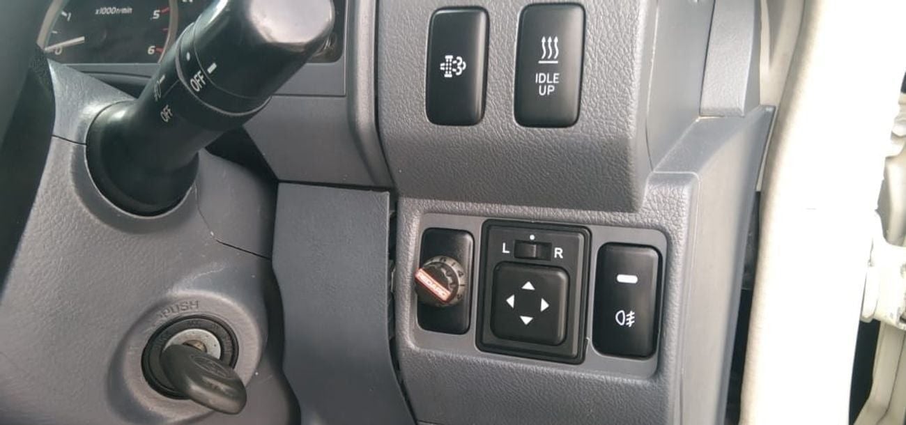 تويوتا لاند كروزر بيك آب RHD DIESEL V8 MANUAL