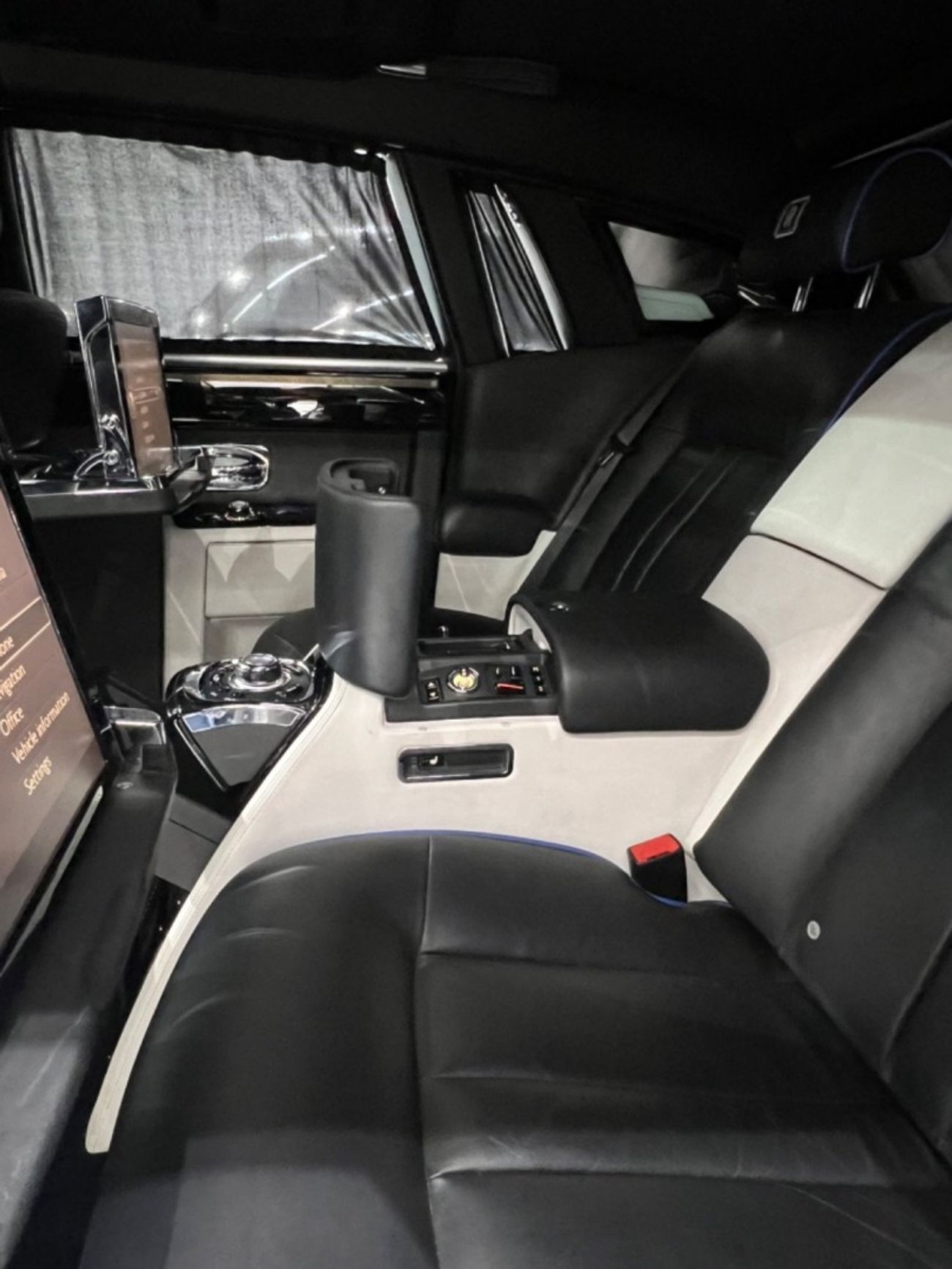 رولز رويس فانتوم Std 6.8L Sedan