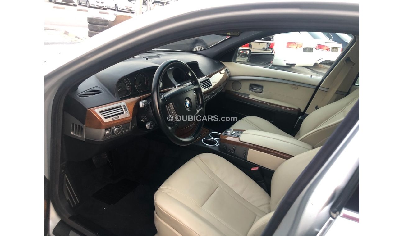 بي أم دبليو 730Li موديل 2007 خليجي فل مواصفات كراسي جلد وفتحه سقف ومثبت سرعه وتحكم كهربي كامل ونظام صوت ممتاز وكاميرا