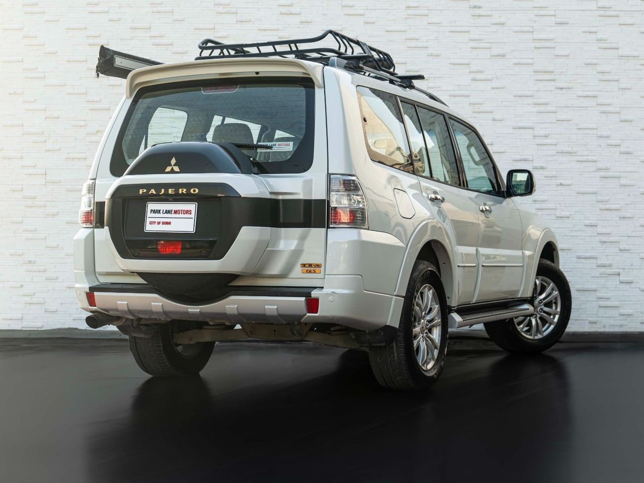 ميتسوبيشي باجيرو AED 1,415 PM • 3.8L PAJERO GLS TOP • ONLY 60,000 KMS • GOLD EMBLEM PACKAGE WITH RHINO ROOF-RACK