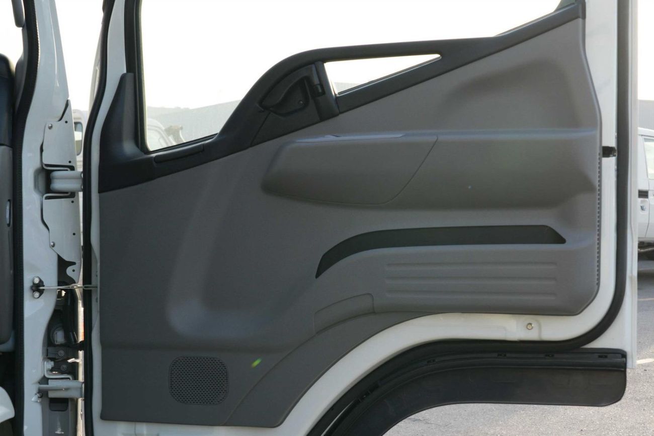 Mitsubishi Fuso Canter 4.2L CHASSIS M/T DIESEL