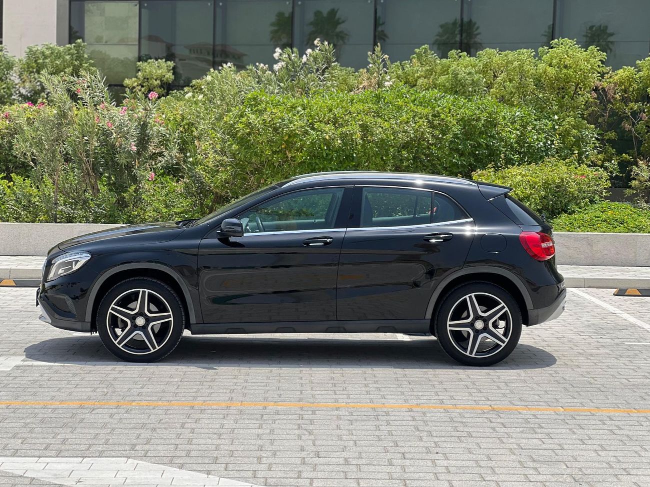 Mercedes-Benz GLA 250 Std 2.0L (211 HP) GLA250 Panoramic GCC