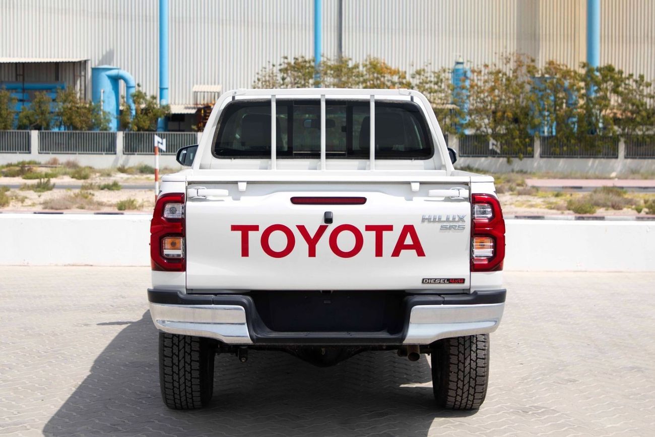 Toyota Hilux 2022 Toyota Hilux 4x4 DC 2.4 HI SR5 - White Pearl inside Black