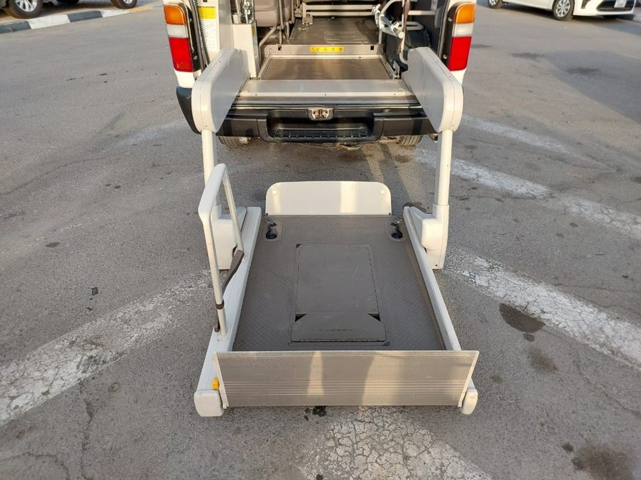 Toyota Hiace TOYOTA HIACE COMMUTER VAN RHD 2001 MODEL 3.0 L DIESEL AUTOMATIC(PM01315)