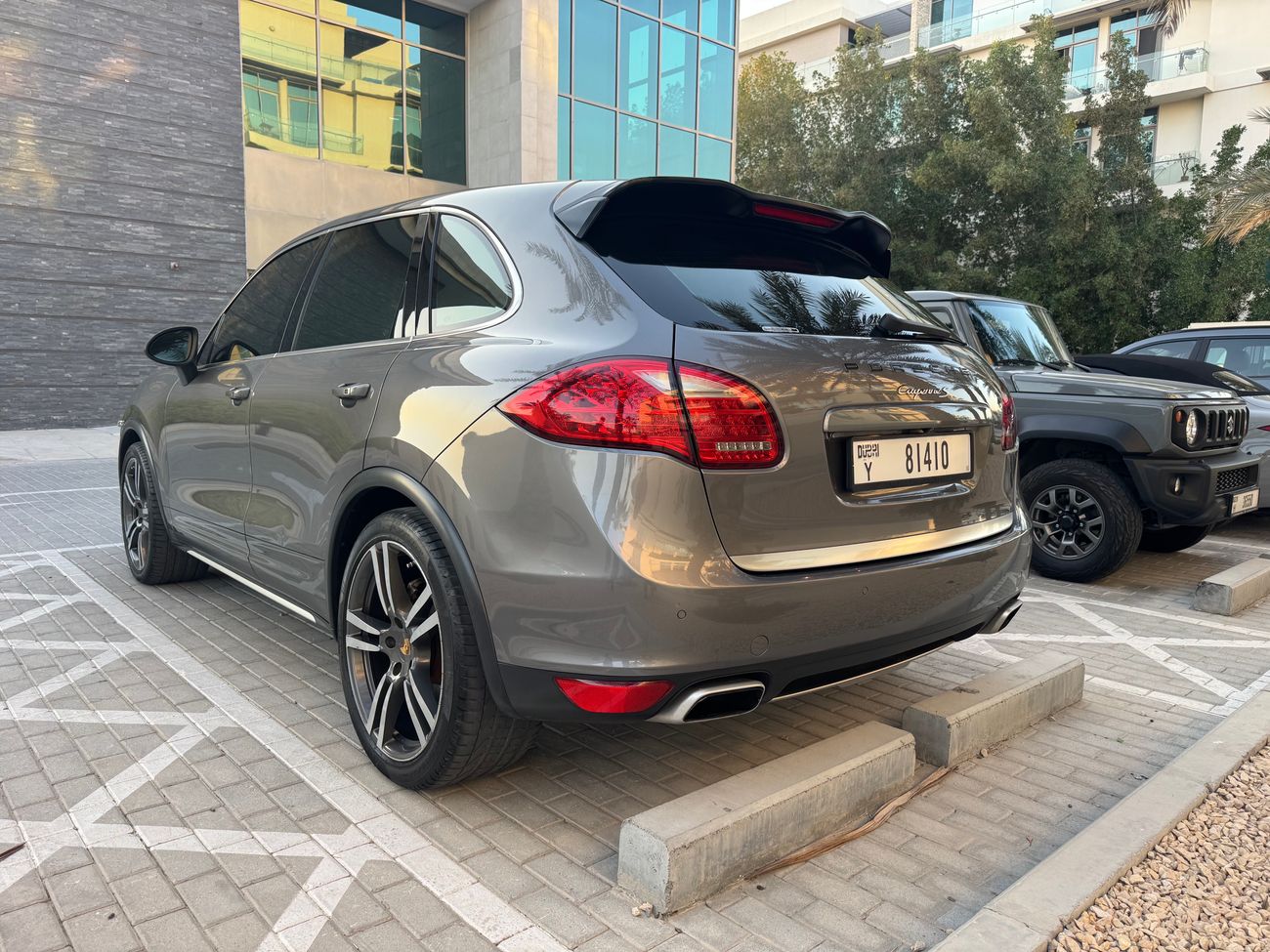 Porsche Cayenne S V8 Platinum edition (GCC)