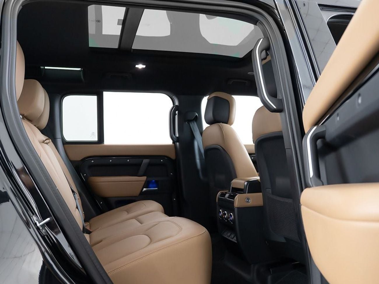 لاند روفر ديفندر P400 110 X-Dynamic HSE 3.0L (5 Seater)