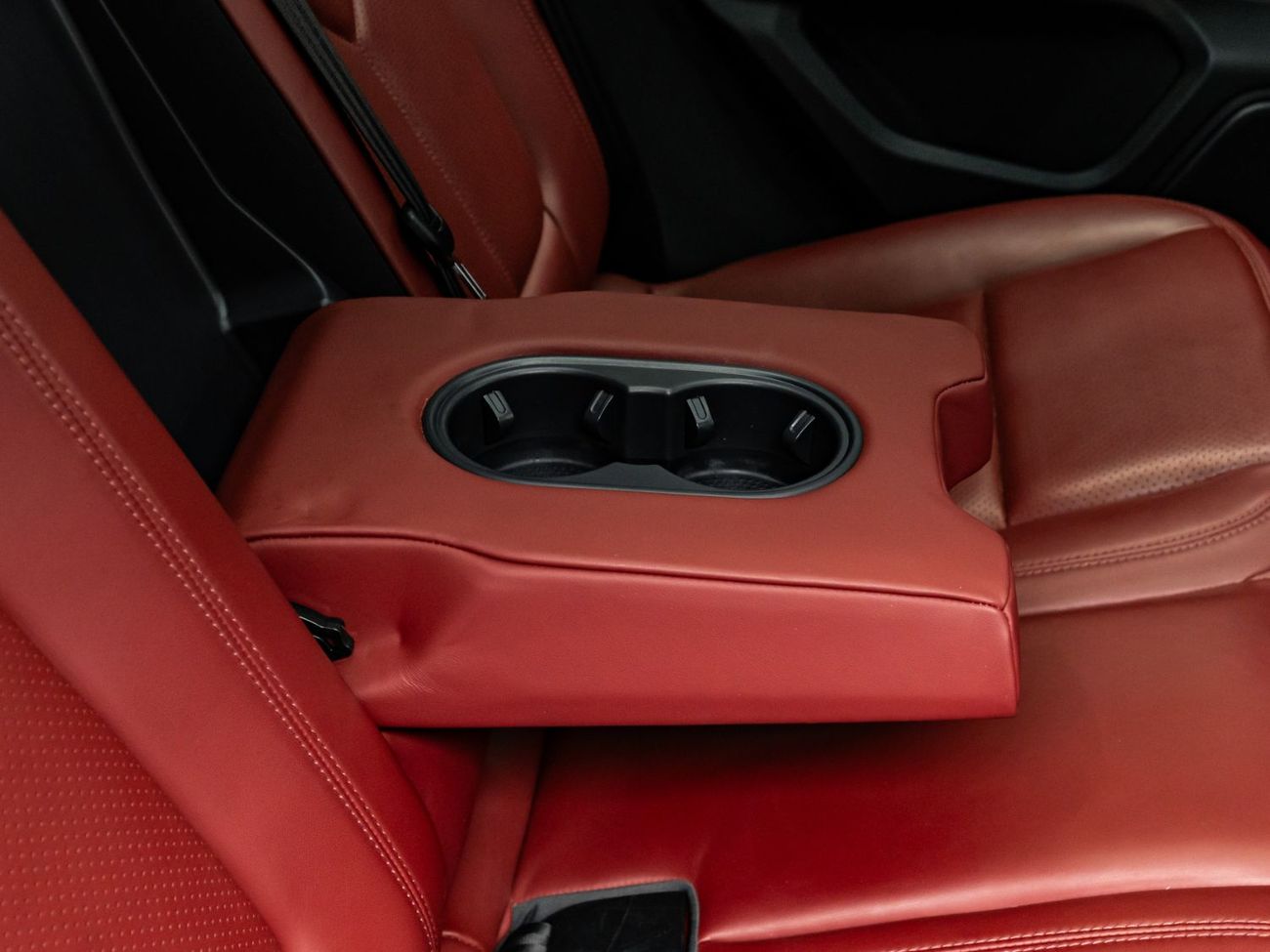 Porsche Macan Std 2.0L (252 HP) 2024 Porsche Macan, June 2026 Porsche Warranty, Full Service History, Low KMs, GCC