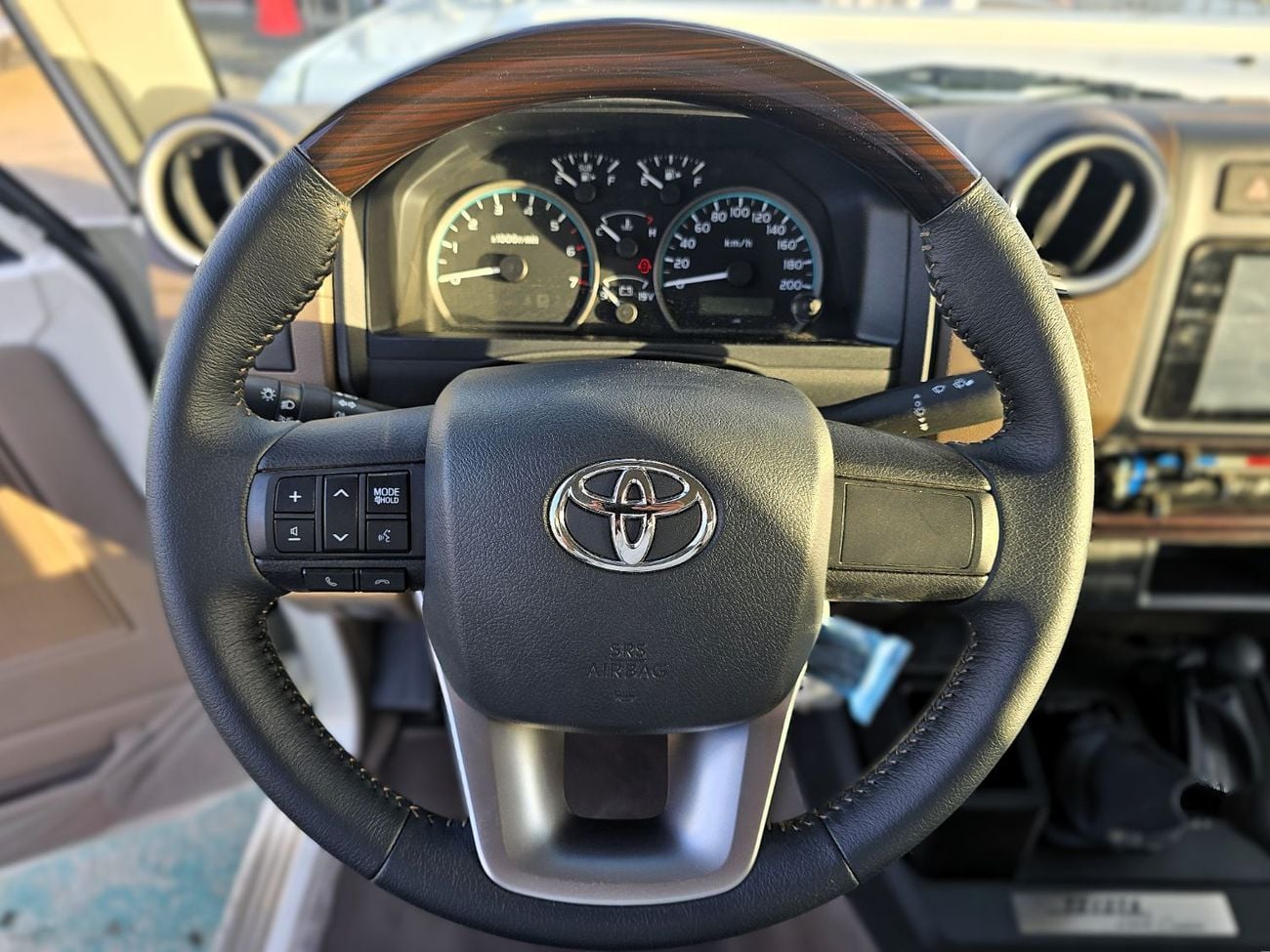 Toyota Land Cruiser Pick Up SC 4.0L Toyota L.C Single cabin Pick Up 4.0l petrol v6 M/T 4WD Gcc specs  2025 Model