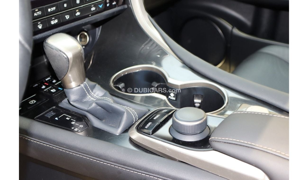 Lexus RX 300 Lexus RX300 Platinum / 2019 / 4 Cylinder