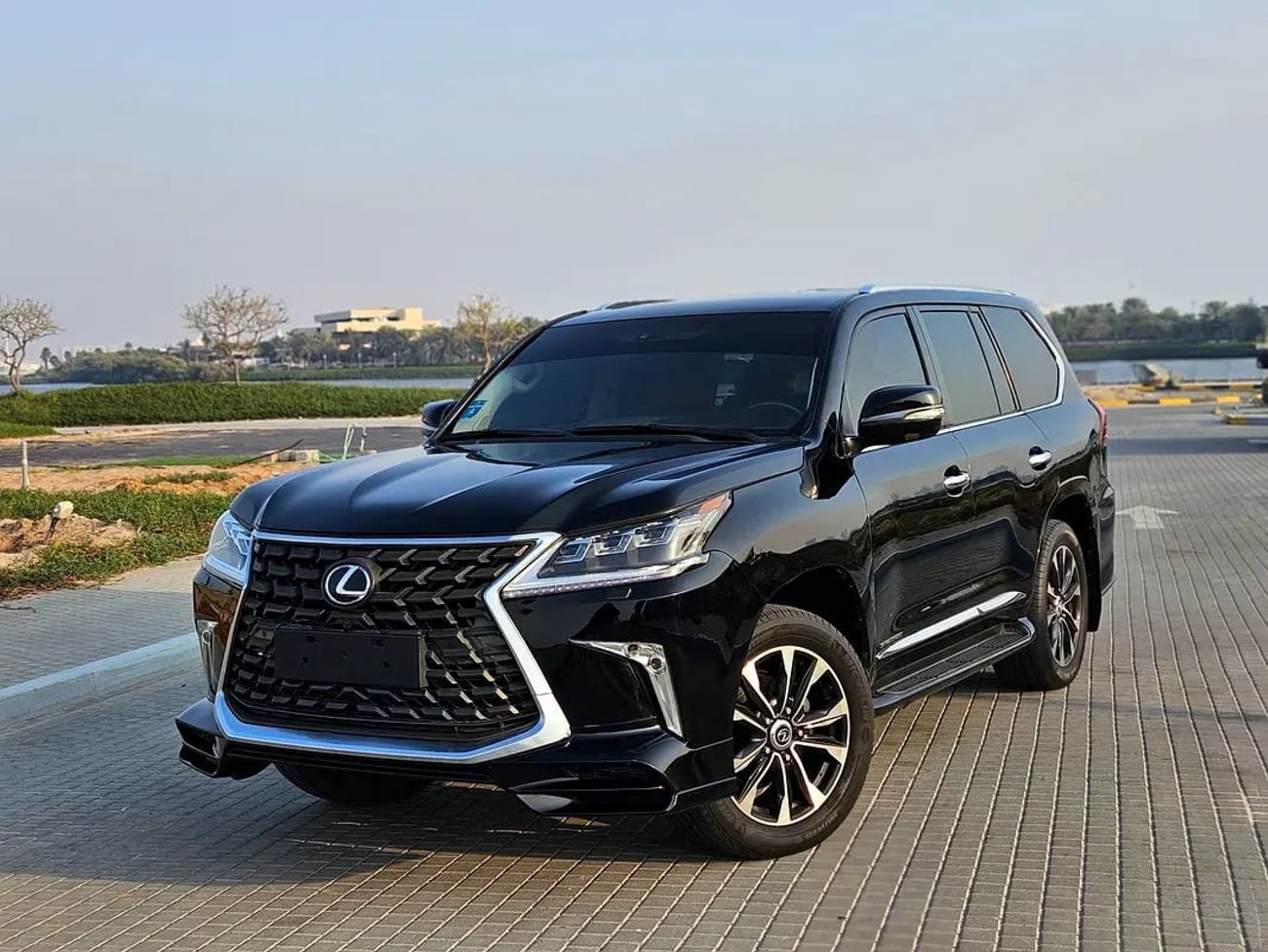 Lexus LX570 LX 570 | GCC Specs | Facelift To Very Neat And Clean With Low KM Premium SUV