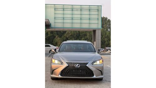 Lexus ES 300 Hybrid Full Option Lexus 2019 / ES300h Hybrid fuel: hybrid Specifications: Gulf - sunroof - a screen