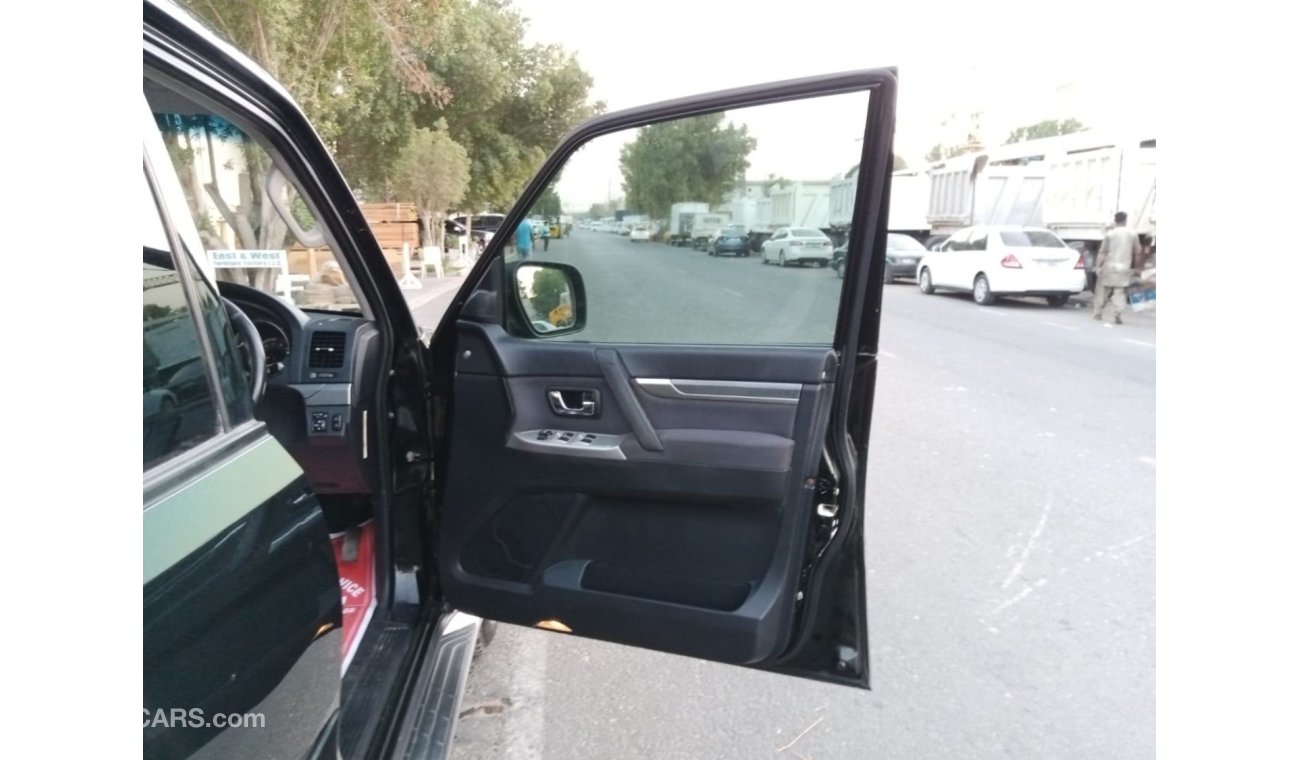 ميتسوبيشي باجيرو MITSUBISHI PAJERO RIGHT HAND DRIVE (PM 882)