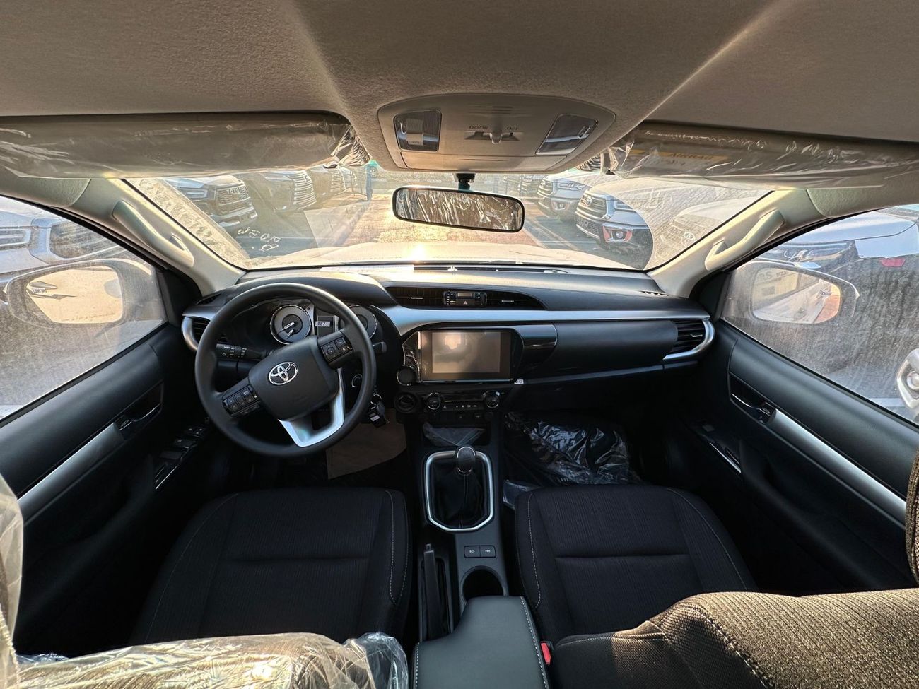 Toyota Hilux TOYOTA HILUX  2.7 MT full option without PS white -black 2024