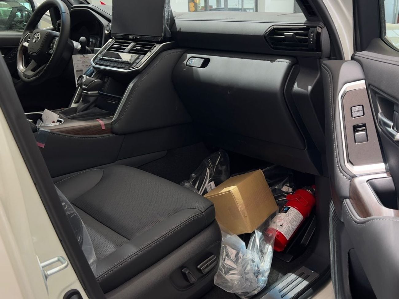 Toyota Land Cruiser TOYOTA LC300 VX 4.0L - Toyota LC300 VX 4.0L (Inside Black) EXPORT ONLY