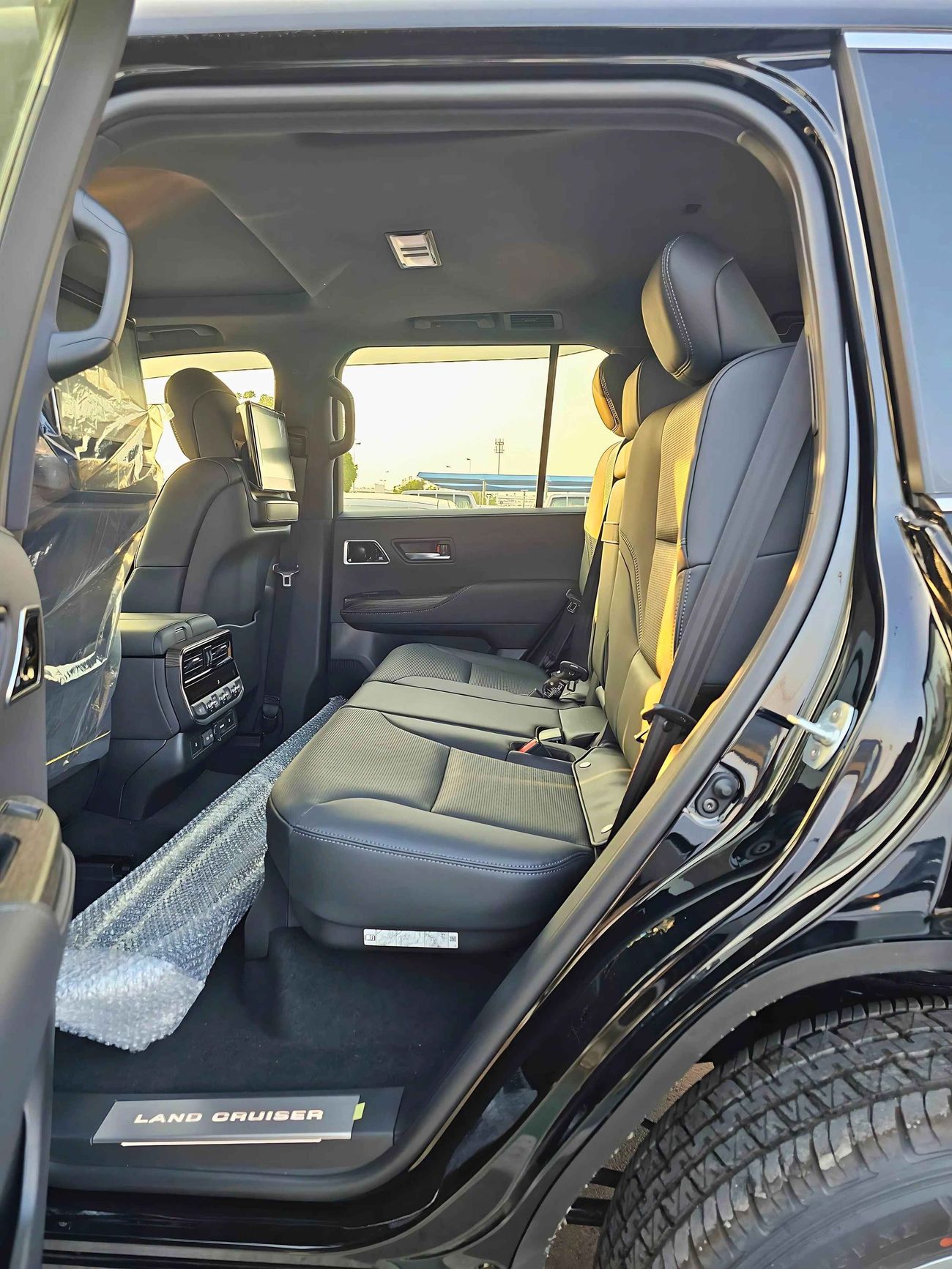 تويوتا لاند كروزر VX / LC300 VX / 4.0L PETROL / BIG DVD / JBL SPEAKERS / SUNROOF / FULL OPTION (CODE# VX4AJ)