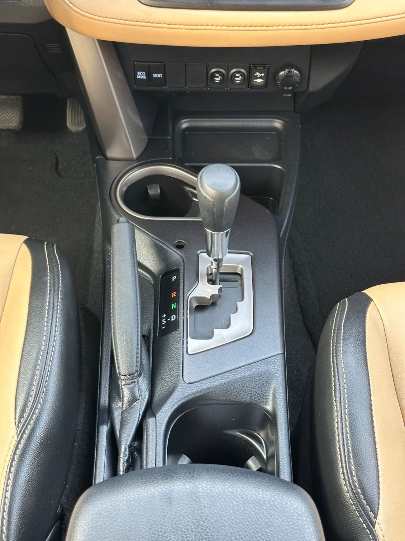 Toyota RAV4 XLE premium Sunroof,Push start,Leather seats