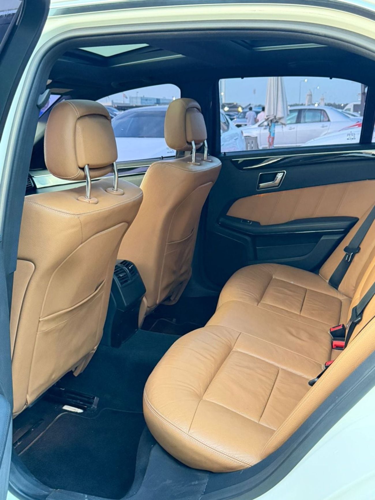 Mercedes-Benz E300 first owner from the agency, fully loaded