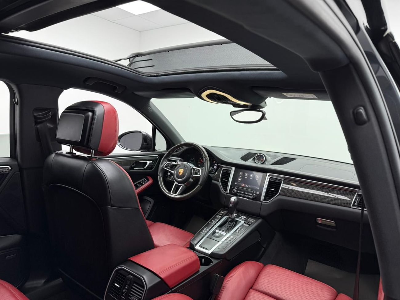 Porsche Macan Std 2.0L (252 HP) 2018 Porsche Macan, Warranty, Full Service History, Excellent Condition, GCC