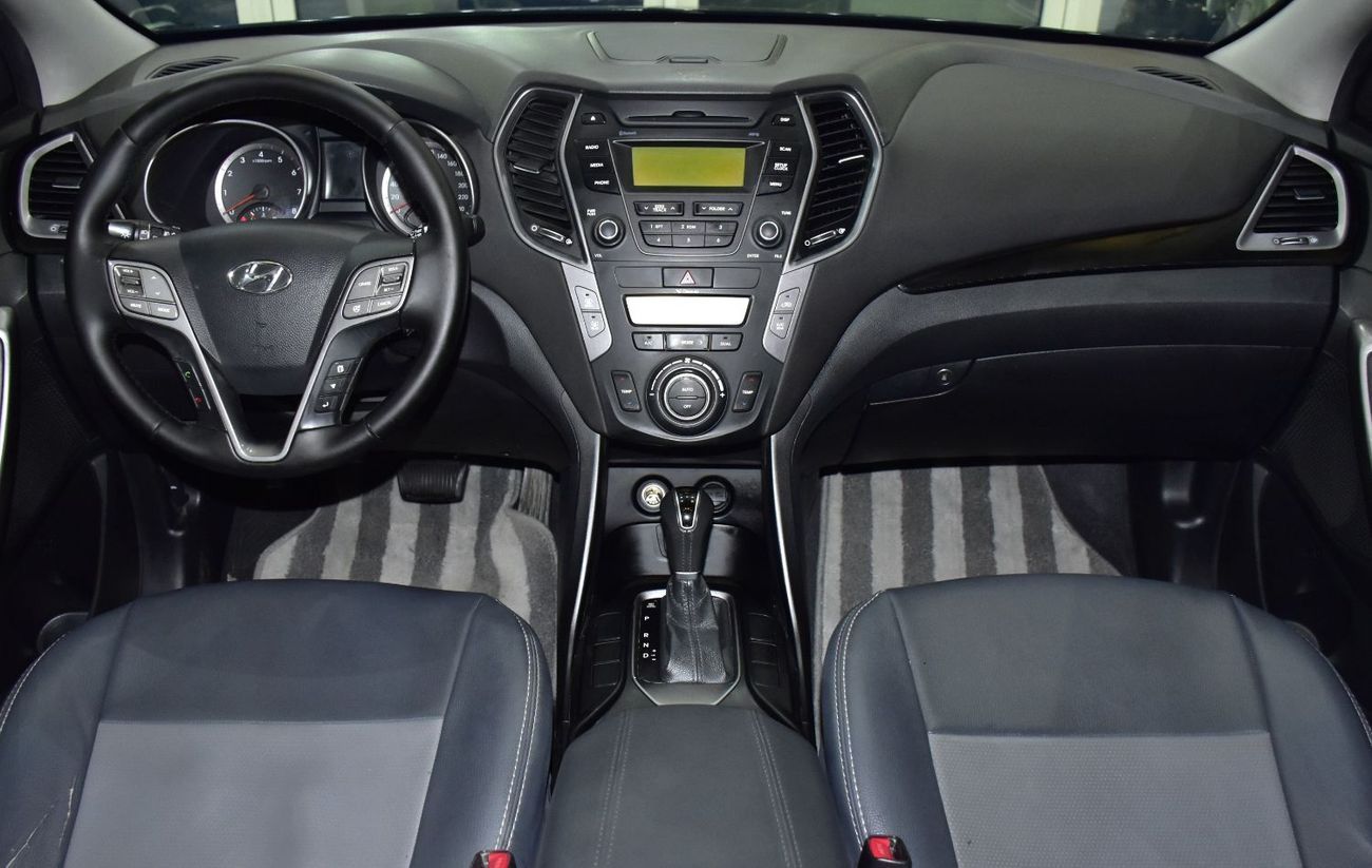 هيونداي سانتا في EXCELLENT DEAL for our Hyundai SantaFe 4WD 3.3L ( 2014 Model ) in Black Color GCC Specs