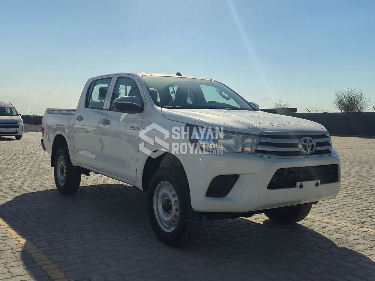 تويوتا هيلوكس 2.4L DIESEL DLX-STANDARD 4WD MT DC 6-SEATS 2026MY