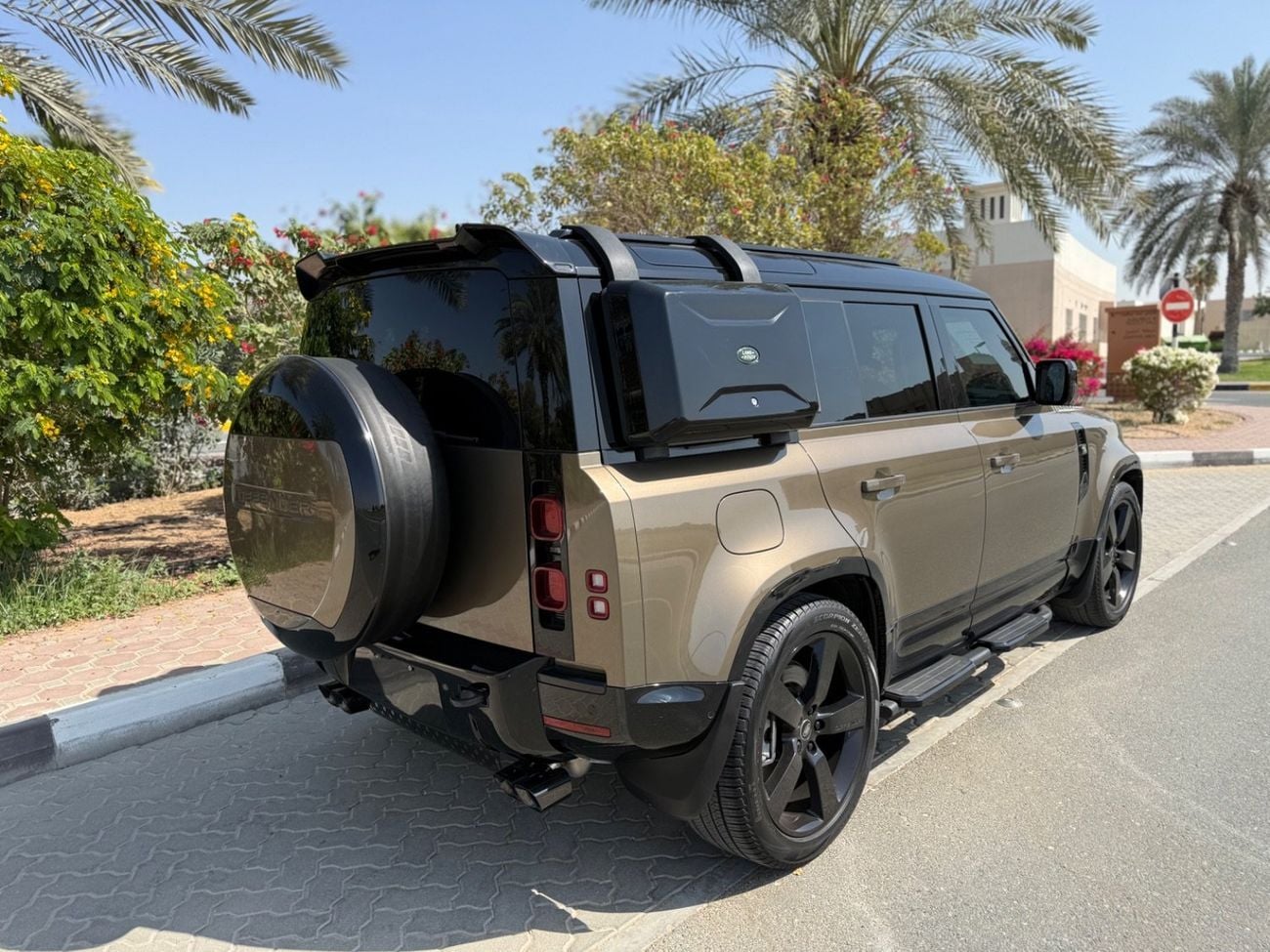Land Rover Defender P400 110 SE 3.0L (5 Seater)