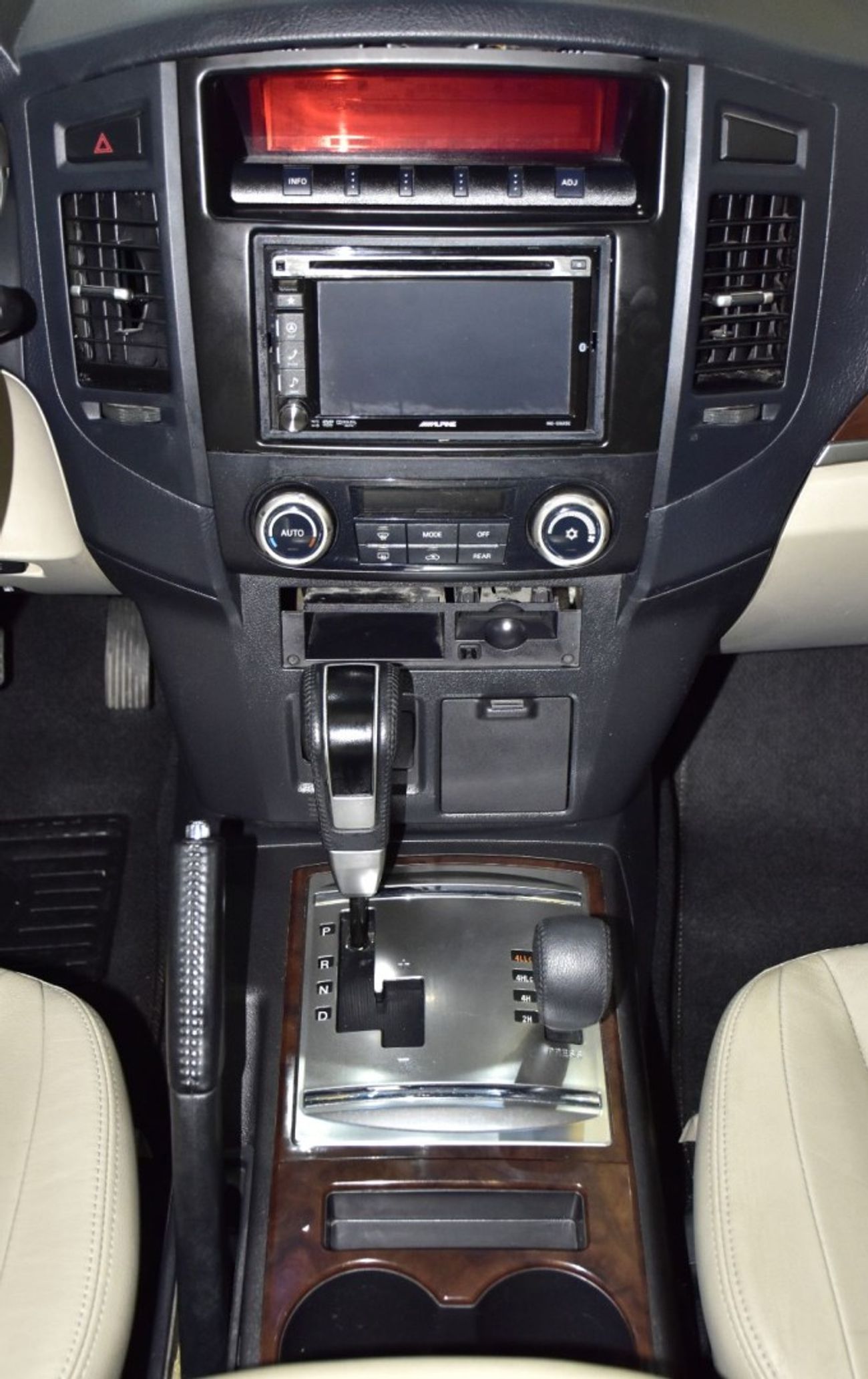 ميتسوبيشي باجيرو EXCELLENT DEAL for our Mitsubishi Pajero GLS ( 2013 Model ) in Grey Color GCC Specs