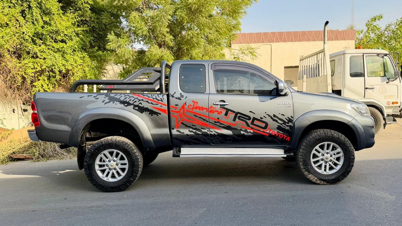 Toyota Hilux SMART CAB | MANUAL TRANSMISISON | 3.0L DIESEL | 4X4 SPORTS BAR | RHD