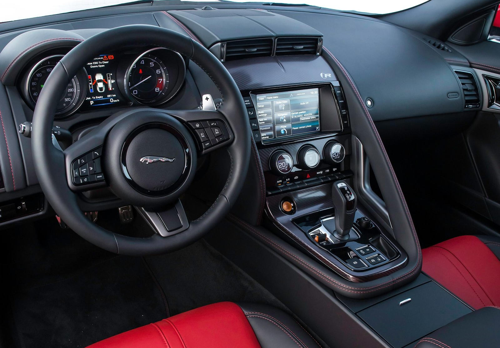 جاغوار F-Type interior - Cockpit