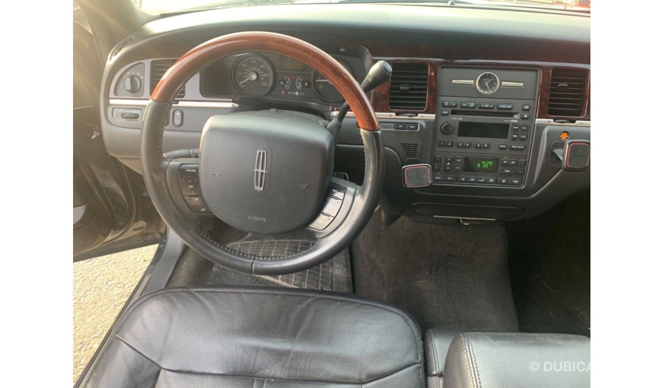 Lincoln Town Car 2011, American Black