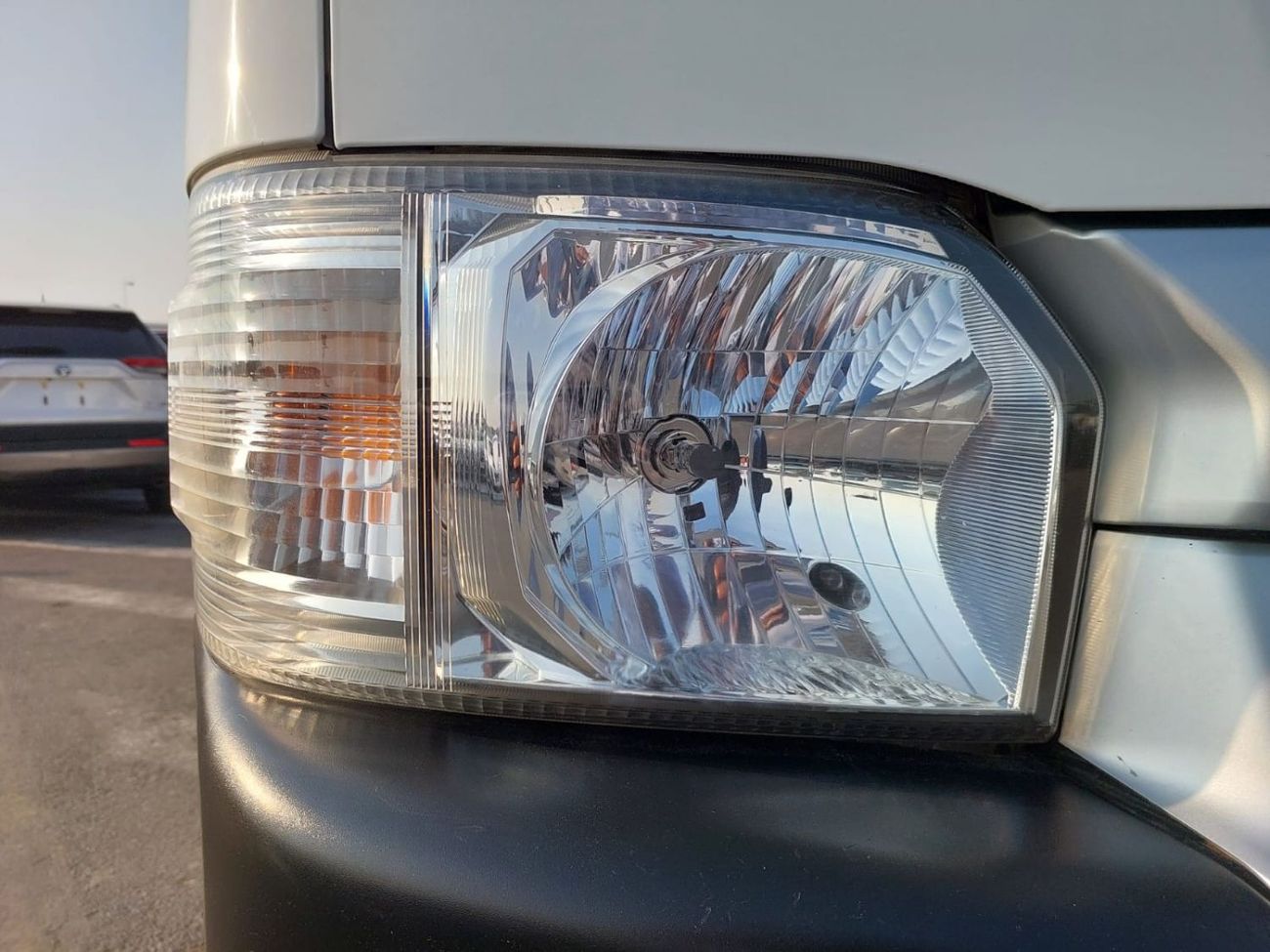 Toyota Hiace TOYOTA HIACE COMMUTER VAN RHD 2015 MODEL 2.7 L PETROL AUTOMATIC(PM54137)