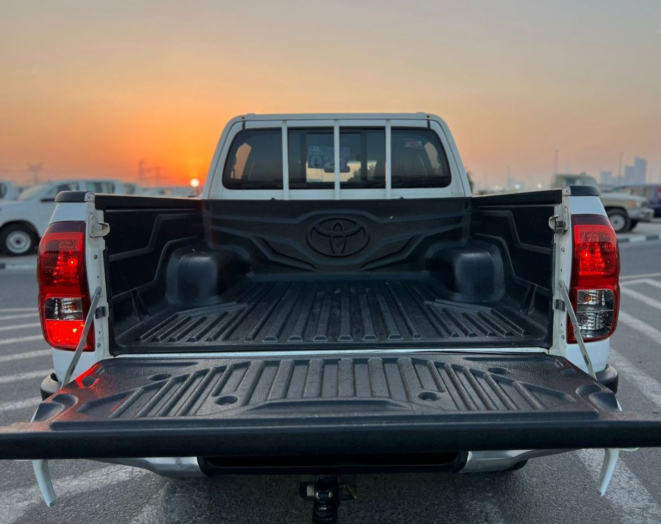 Toyota Hilux 2016 Toyota Hilux SR5 Premium Full Option - 2.7L V4 - 4x4 AWD - Rear CAM & AC - big Body - 116000 Km