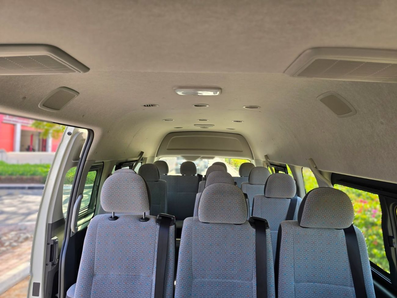 تويوتا هاياس Hiace 2.5L High Roof Diesel GL 2.5L 15-passenger