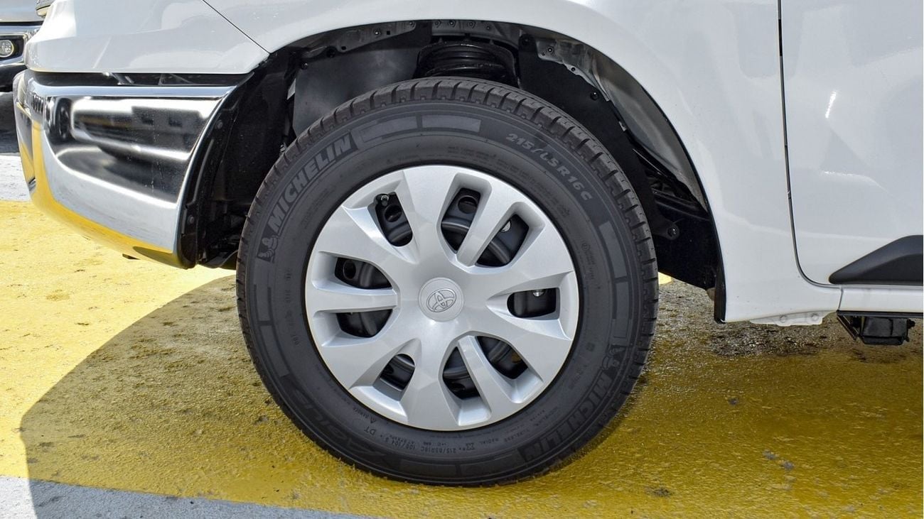 Toyota Hilux 2.7L M/T. RWD