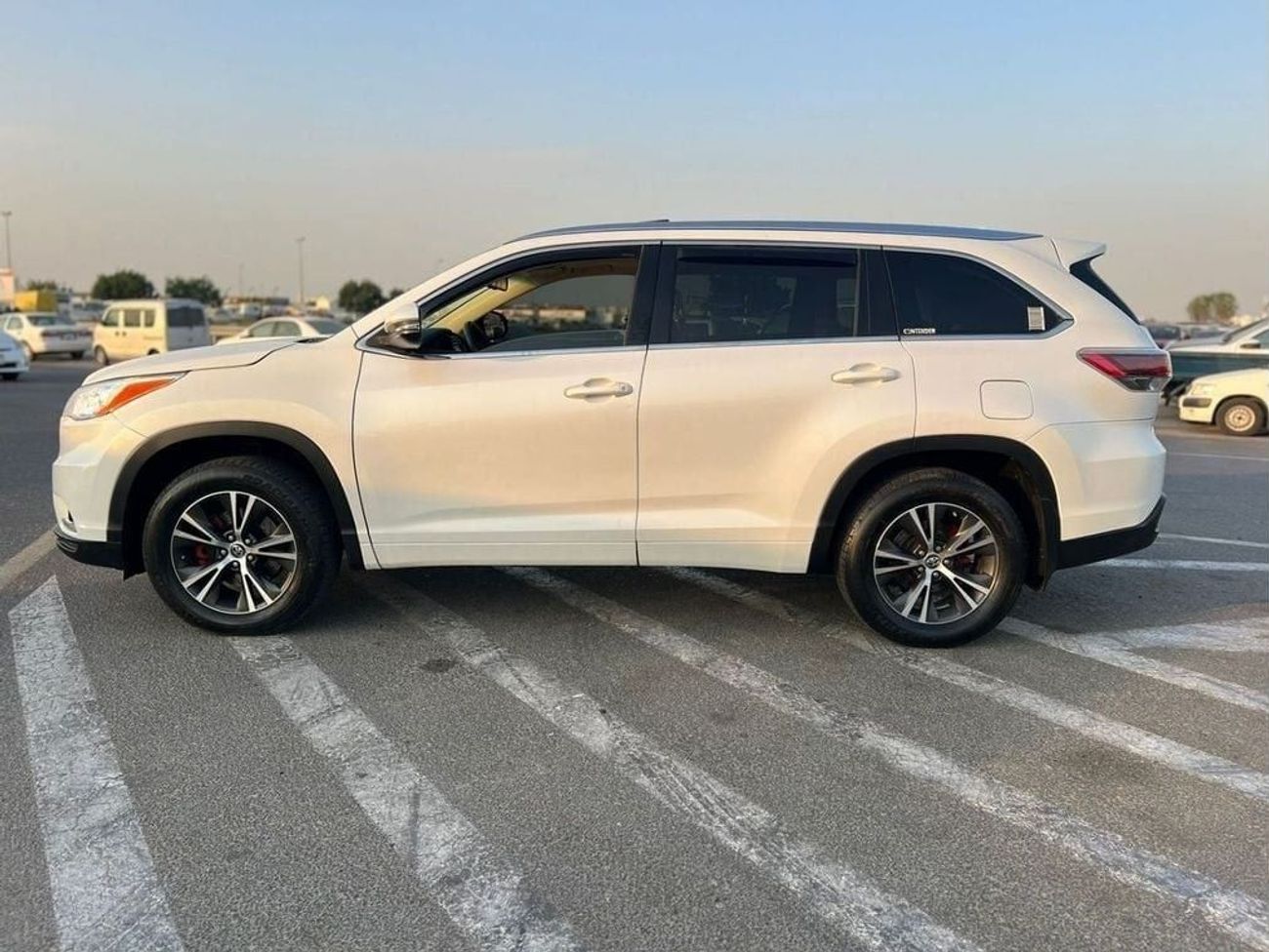 Toyota Highlander 2016 TOYOTA HIGHLANDER XLE - 3.5 L - V6 - 6 CYL - 7 SEATER - ELECTRIC AND LEATHER SEATS -  SUNROOF -