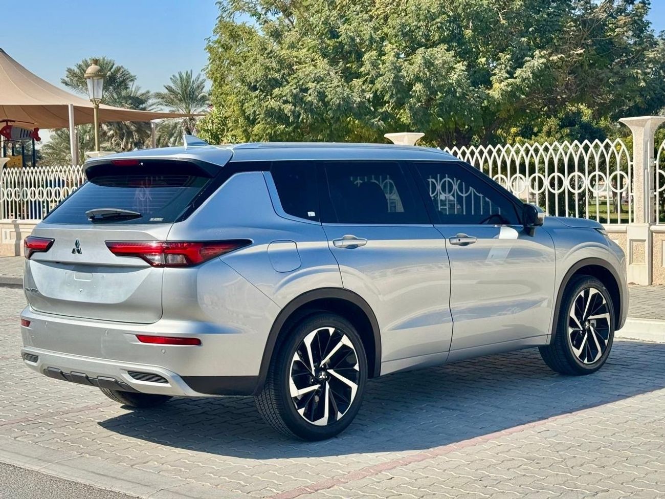 ميتسوبيشي آوتلاندر Mitsubishi Outlander 2023 TOP OF RANGE NO:1 Limited Edition GCC Spec.