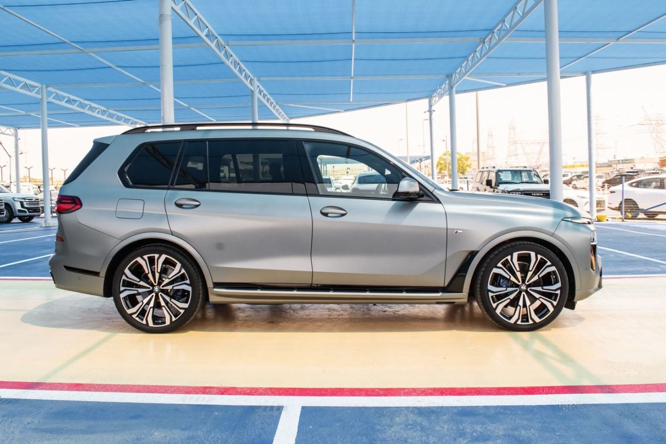 بي أم دبليو X7 The 2026 BMW X7 M40i xDrive is a full-size luxury performance SUV that blends V8 power, advanced tec