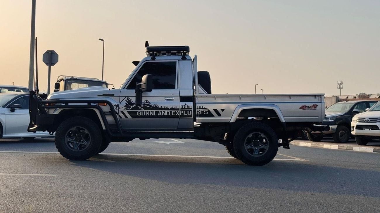 Toyota Land Cruiser Pick Up SINGLE CABIN | MANUAL TRANSMISSION | 4.5L DIESEL ENGINE | 2017 | RHD | PREMIUM TUFF BULL BAR WITH LE