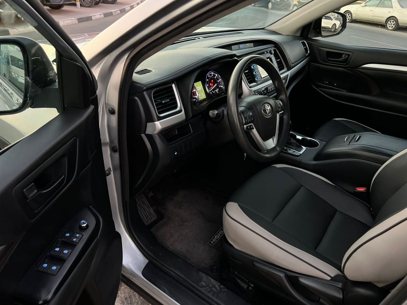 Toyota Highlander 2016 Toyota Highlander MidOption -3.5L - V6 - Rear  Camera - AWD 4x4 - Leather Seat -  7 seater